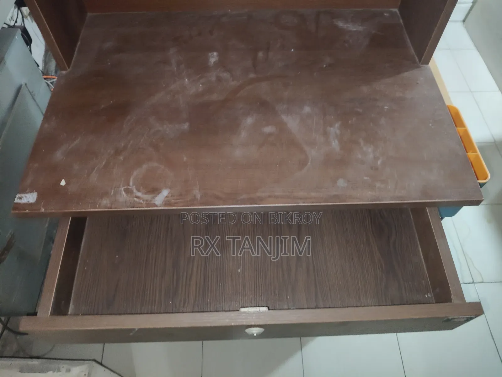 স্টাডি টেবিল