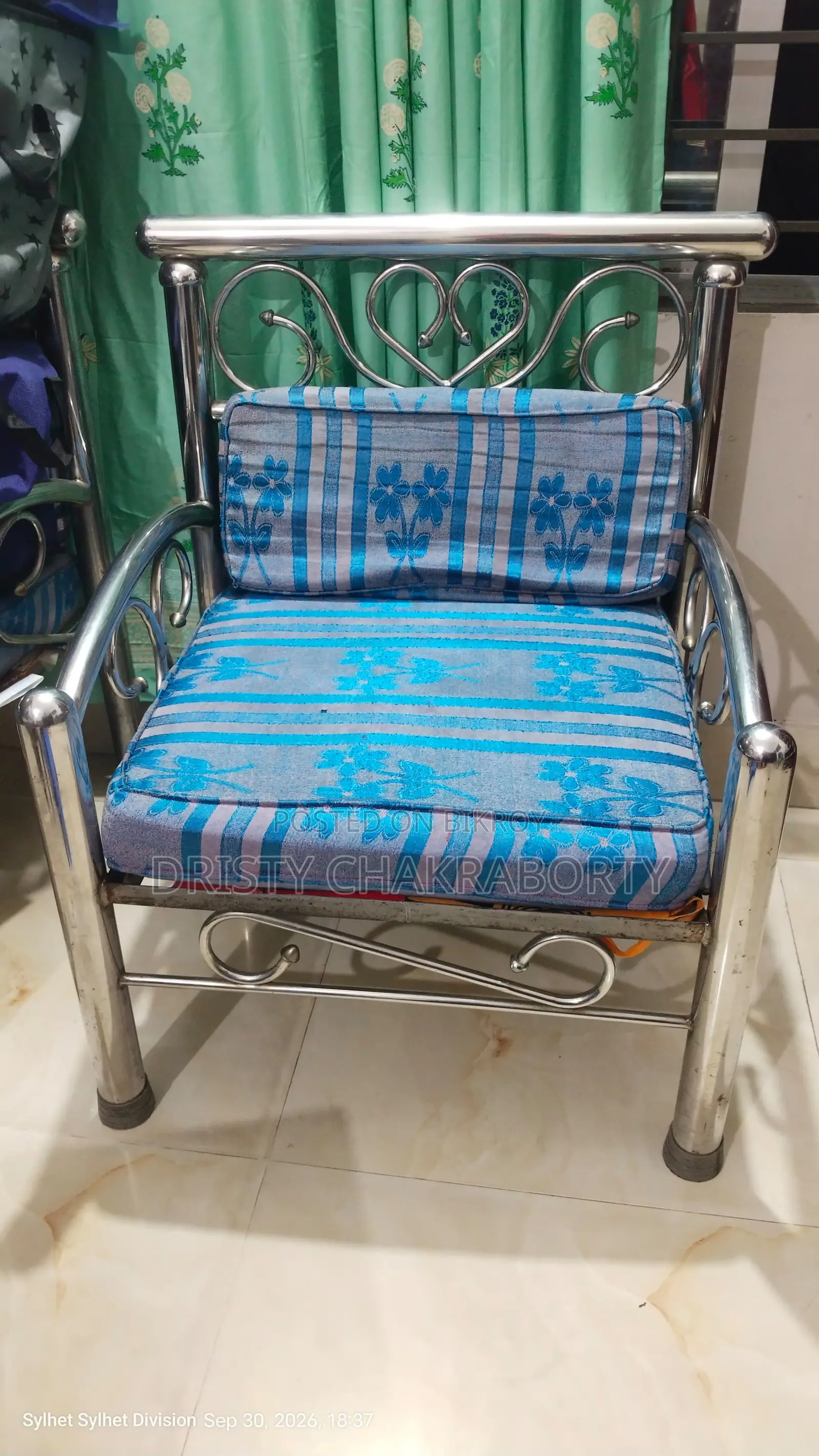 ভালো কন্ডিশনে ব্যবহৃত সিঙ্গেল 2 টি স্টিল সোফা বিক্রি হবে