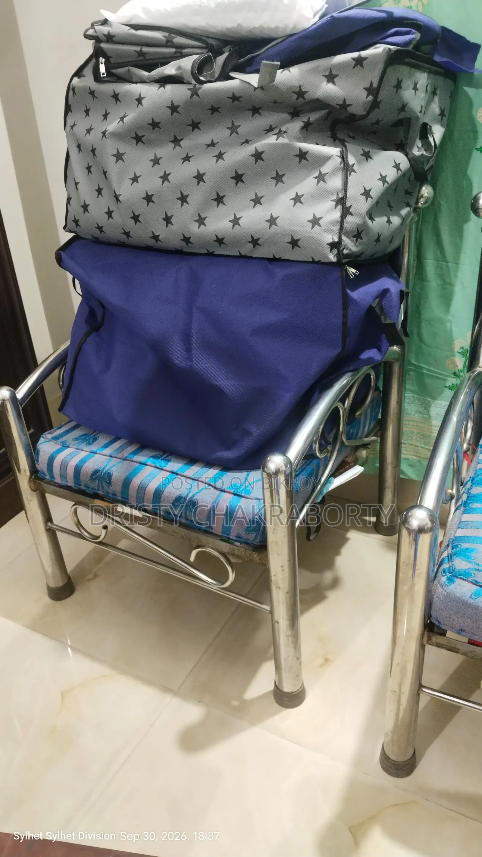 ভালো কন্ডিশনে ব্যবহৃত সিঙ্গেল 2 টি স্টিল সোফা বিক্রি হবে