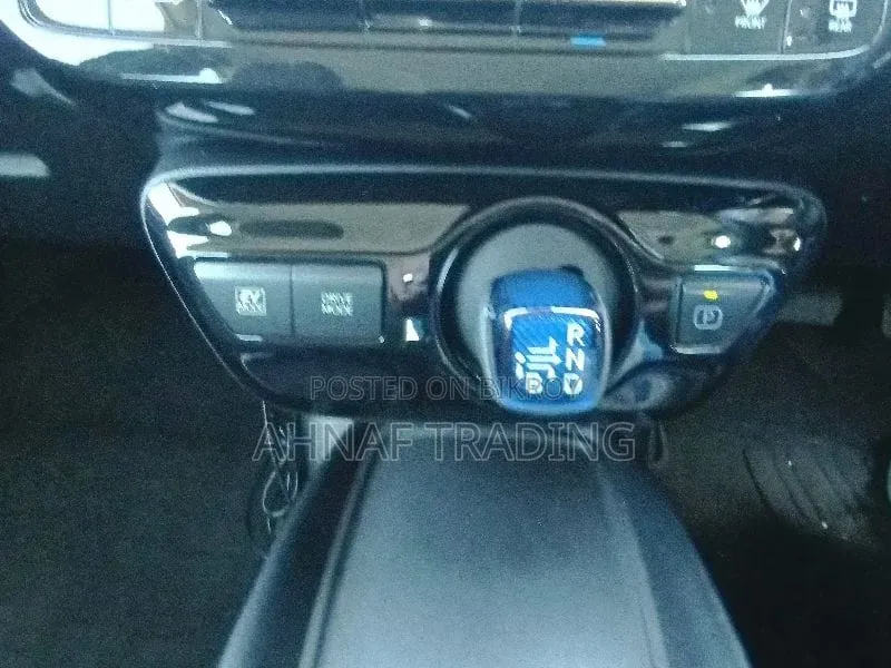 টয়োটা প্রিউস এল ২০২১ পার্ল