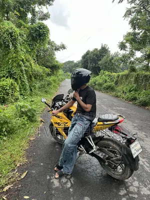 হিরো কারিজমা এক্সএমআর ২১ও ২০২৪ হলুদ