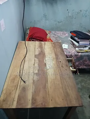 পড়ার টেবিল