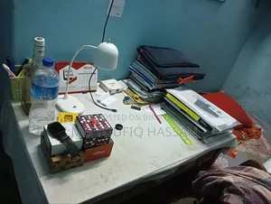 পড়ার টেবিল