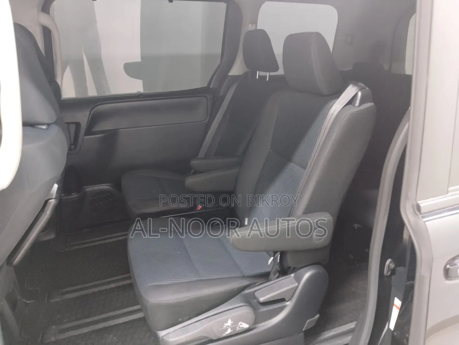 Toyota Noah 1.8 FWD Hybrid (7 seater) 2021 Black