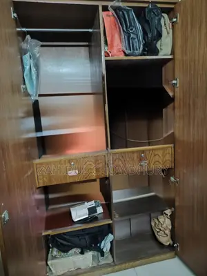 ব্যবহৃত আলমারি ভালো কন্ডিশনএ বিক্রি