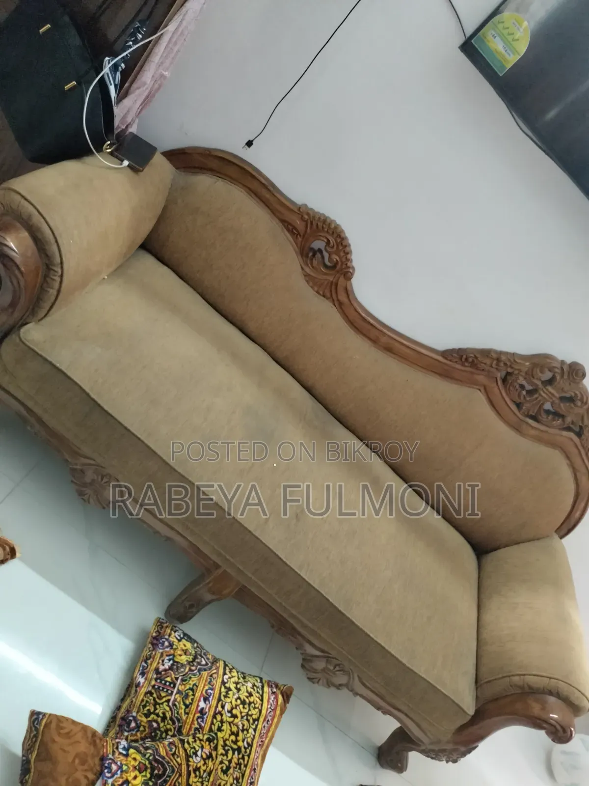বিক্রির জন্য একটি চমৎকার সোফা।