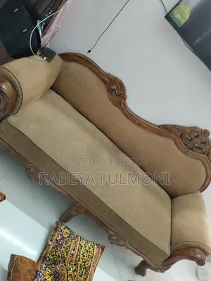 বিক্রির জন্য একটি চমৎকার সোফা।