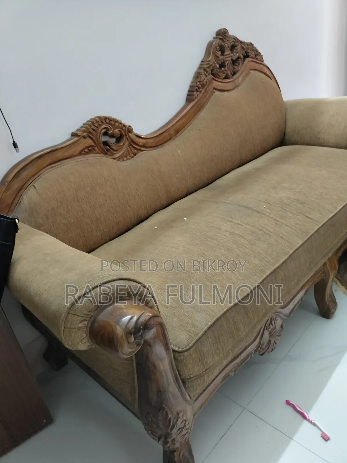 বিক্রির জন্য একটি চমৎকার সোফা।