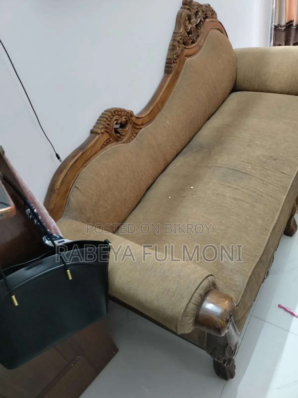 বিক্রির জন্য একটি চমৎকার সোফা।