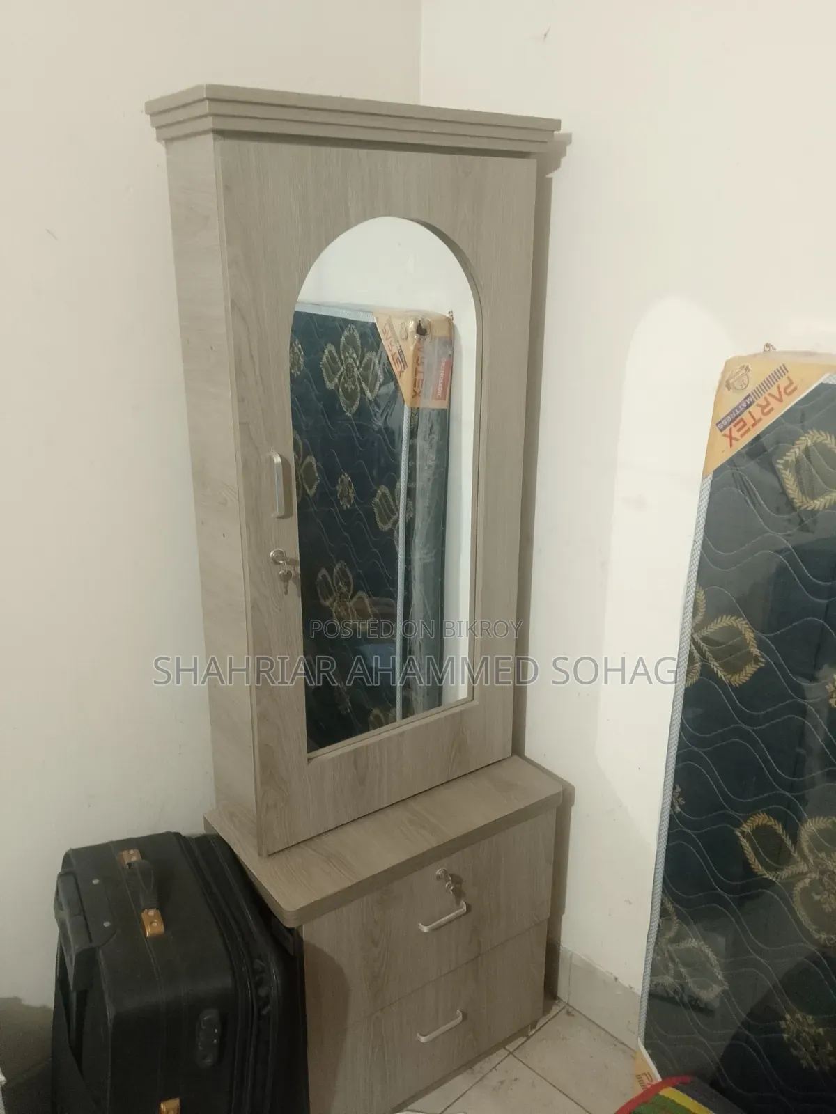 বাসা ছাড়ার কারণে পড়ার টেবিল, চেয়ার, ড্রেসিং টেবিল, খাট ও ম্যাট্রেস বিক্রি