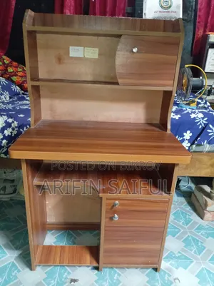 পড়ার টেবিল