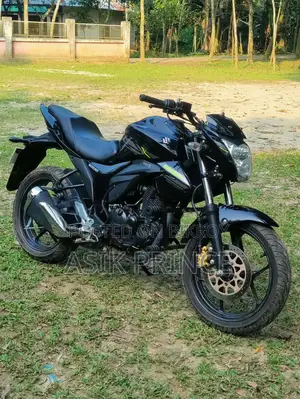 সুজুকি জিক্সার ২০২৫ ব্ল্যাক