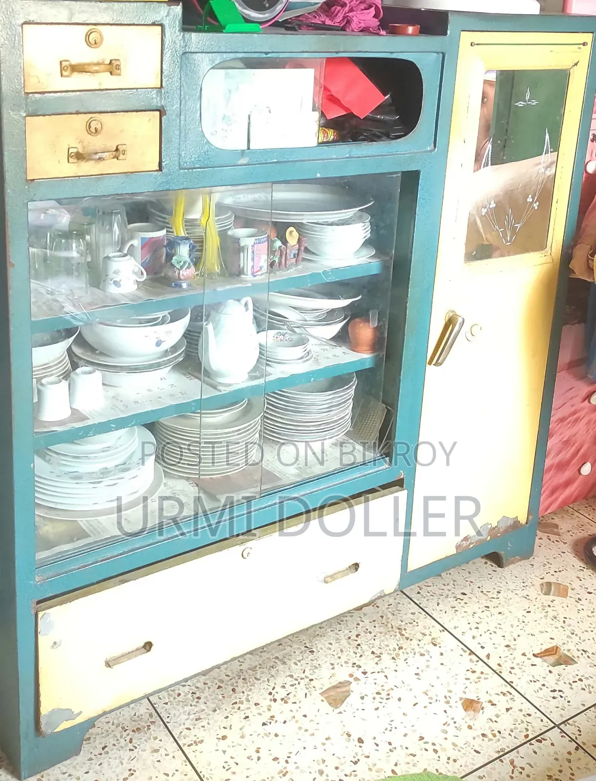 স্টিলের শোকেস