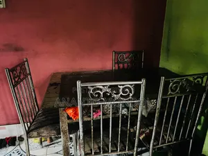 ডাইনিং টেবিল