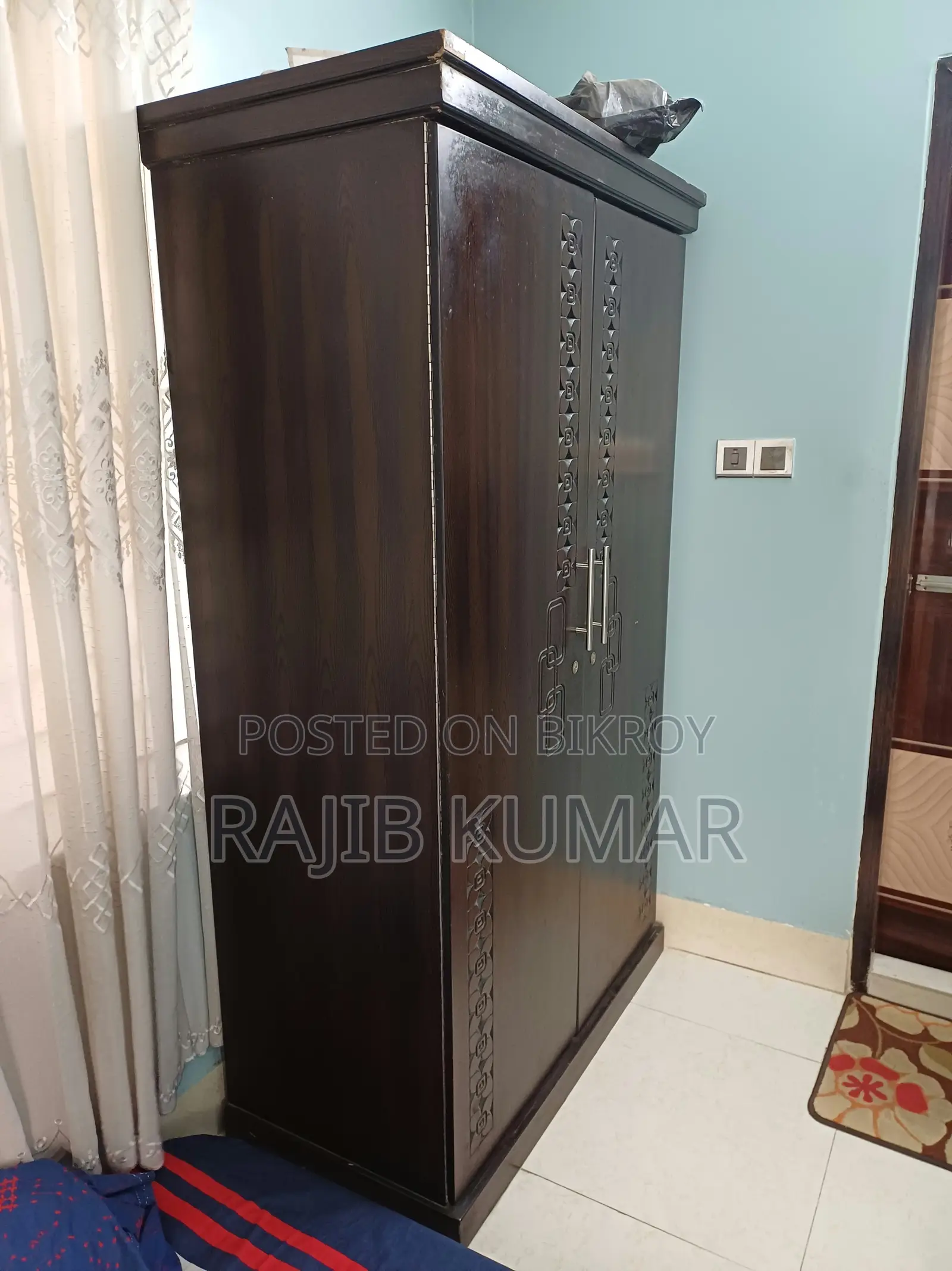 বিশাল আলমিরা মাত্র