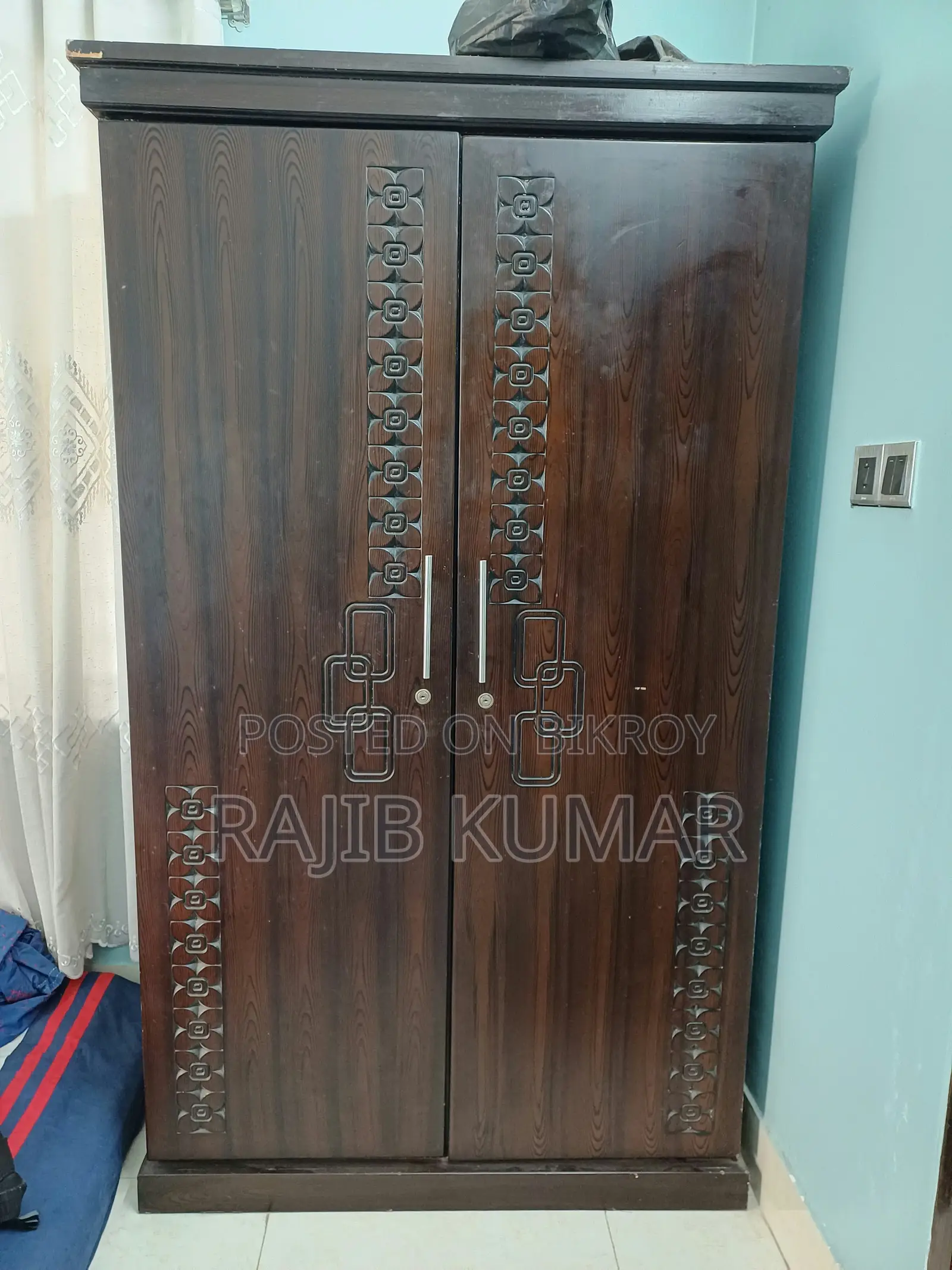 বিশাল আলমিরা মাত্র