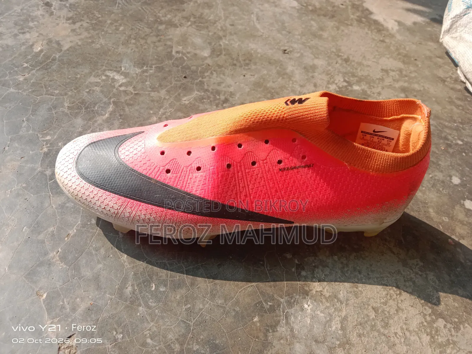 Brand new football boots, size is too small.
