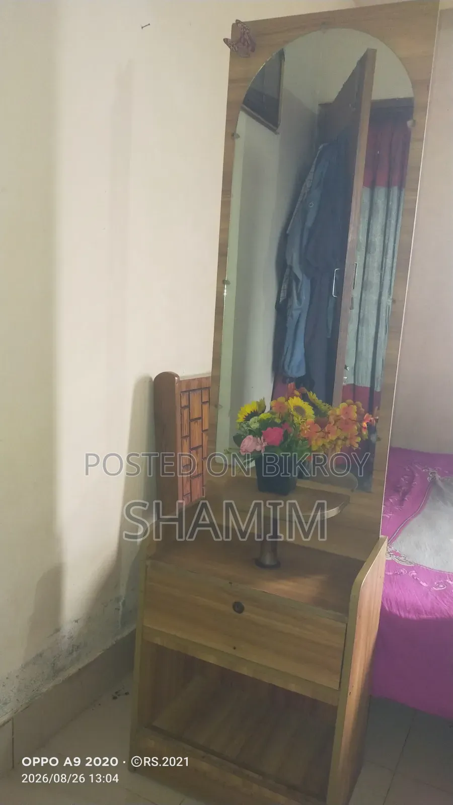 একটি খাট এবং একটা ড্রেসিং টেবিল বিক্রয় হবে