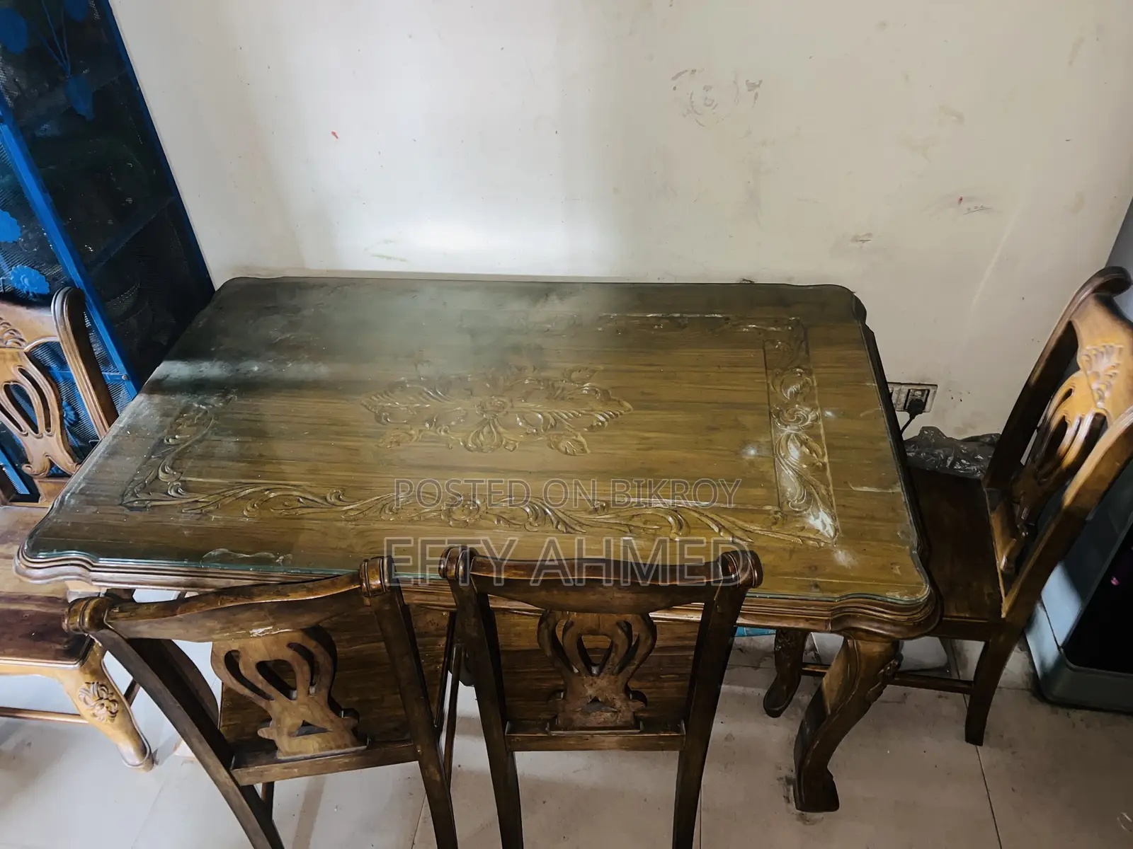 ডাইনিং টেবিল