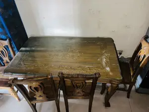 ডাইনিং টেবিল