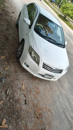 টয়োটা অ্যাক্সিও ২০১১ সাদা