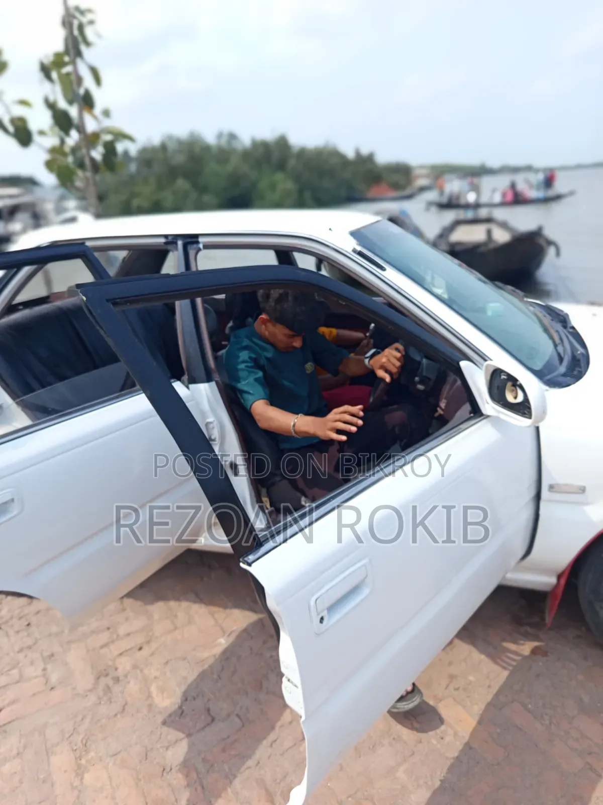 টয়োটা করোল্লা ১৯৯৩ সাদা