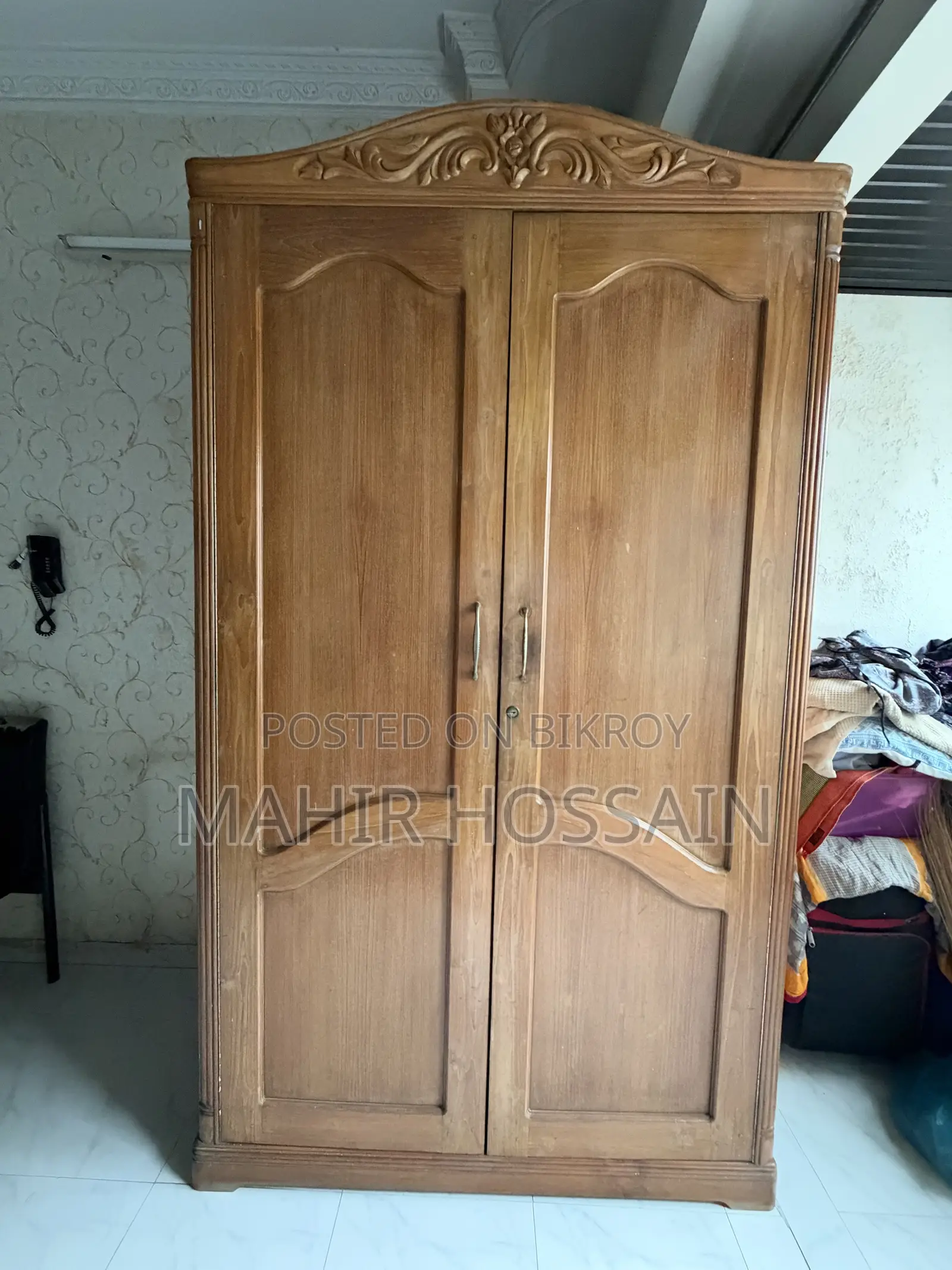 কাঠের আলমিরা