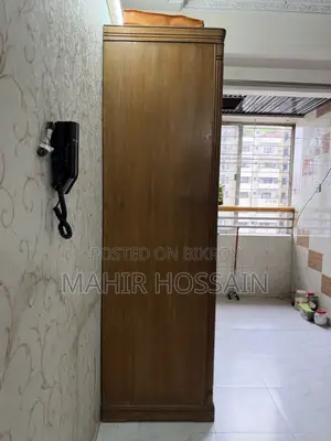 কাঠের আলমিরা