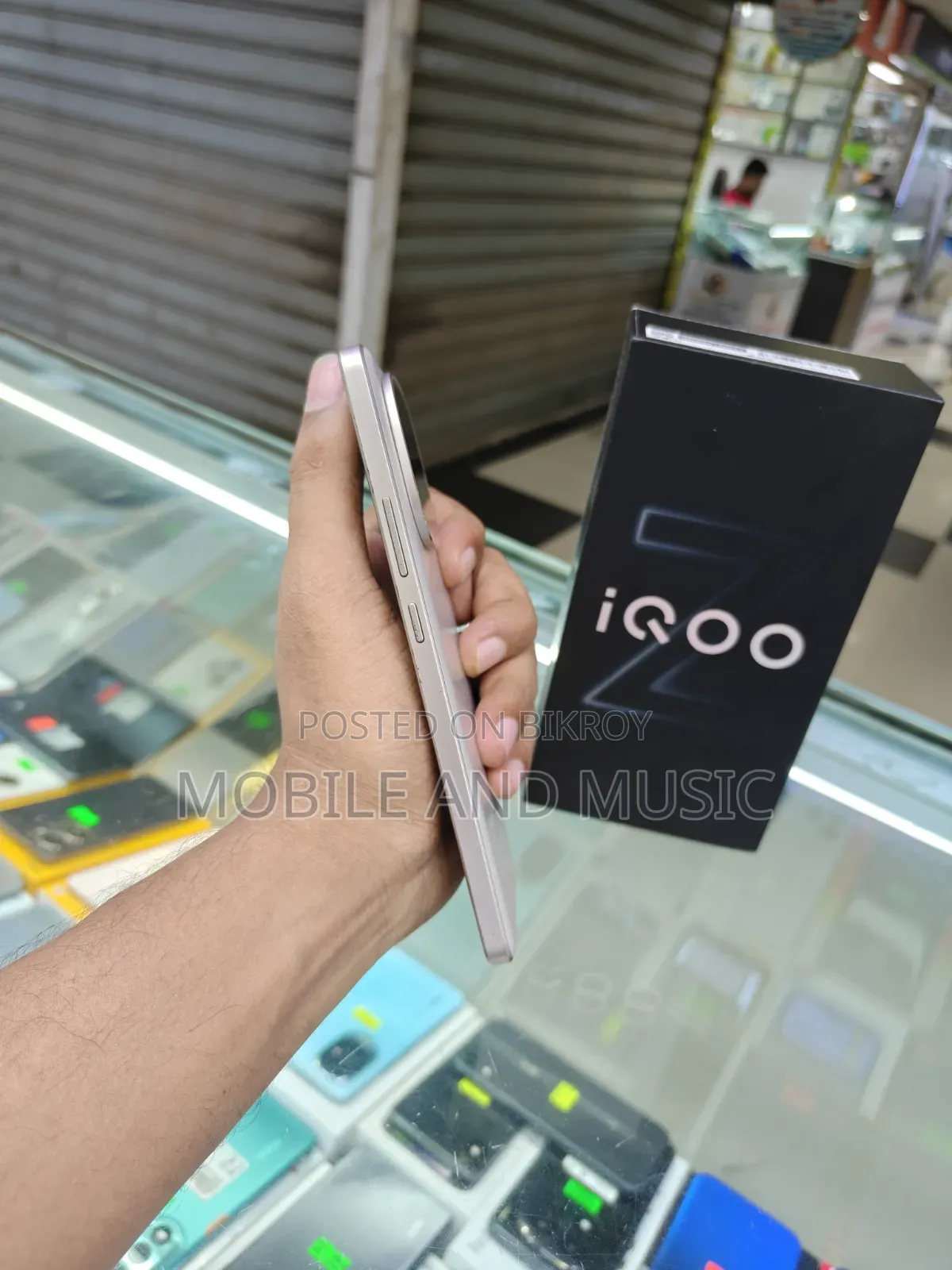 iQOO 256 GB Gold