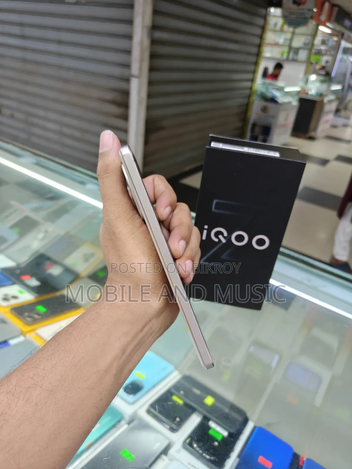 iQOO 256 GB Gold