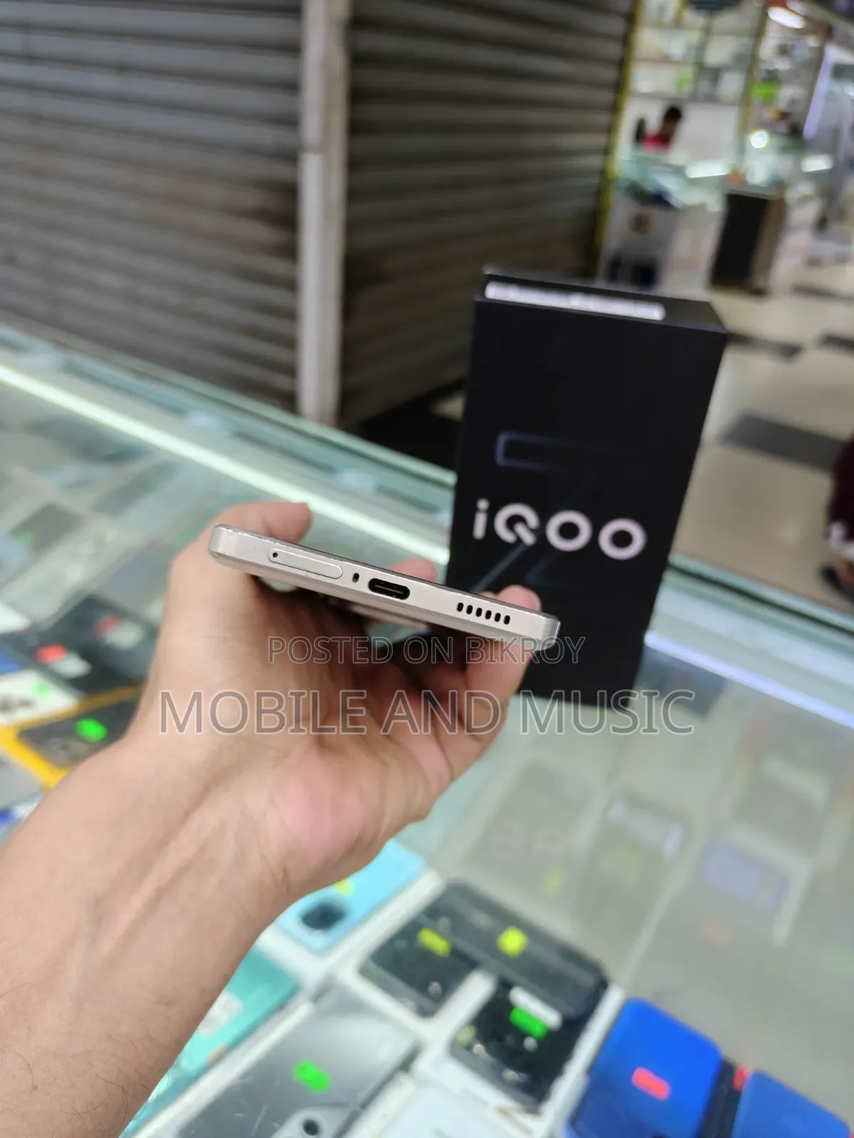 iQOO 256 GB Gold