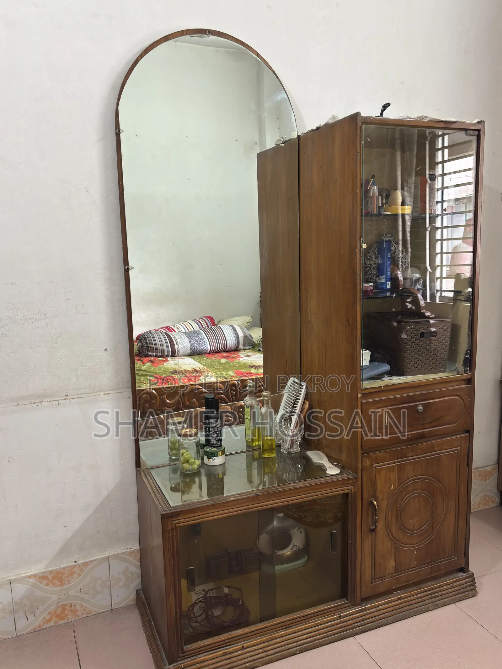 কাঠের ড্রেসিং টেবিল ও শোকেস বিক্রি