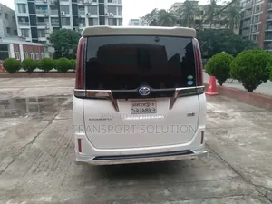 Toyota Esquire 2019 Pearl