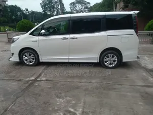 Toyota Esquire 2019 Pearl