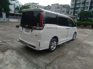 Toyota Esquire 2019 Pearl