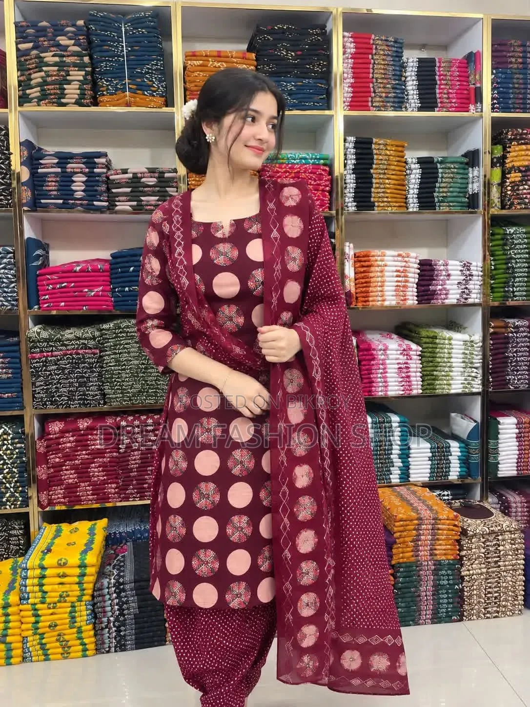 থ্রিপিস পাইকারি বিক্রি করা হয়।