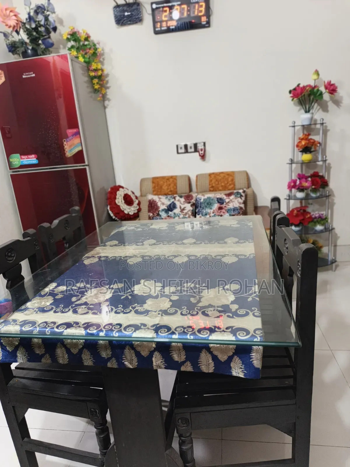 চারটি চেয়ার সহ একটি ডাইনিং টেবিল সাথে ১০মিলি গ্লাস বিক্রি করা হবে