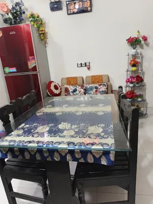চারটি চেয়ার সহ একটি ডাইনিং টেবিল সাথে ১০মিলি গ্লাস বিক্রি করা হবে