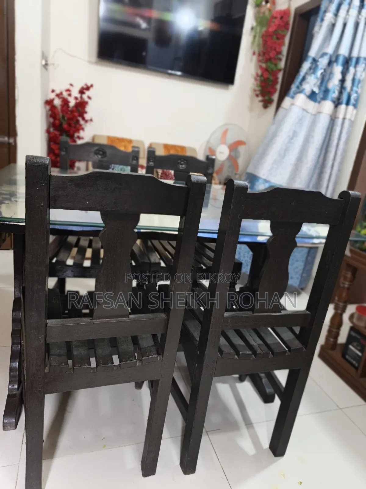 চারটি চেয়ার সহ একটি ডাইনিং টেবিল সাথে ১০মিলি গ্লাস বিক্রি করা হবে