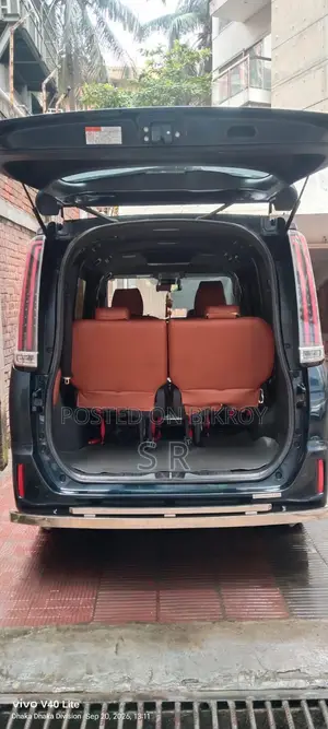 Toyota Esquire 1.8 Front-Wheel Drive Hybrid (7 seater) 2018 Blue