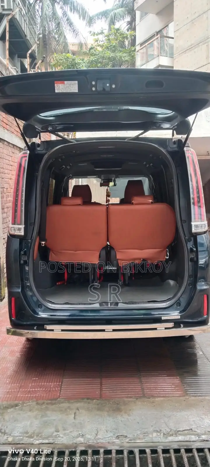 Toyota Esquire 1.8 Front-Wheel Drive Hybrid (7 seater) 2018 Blue