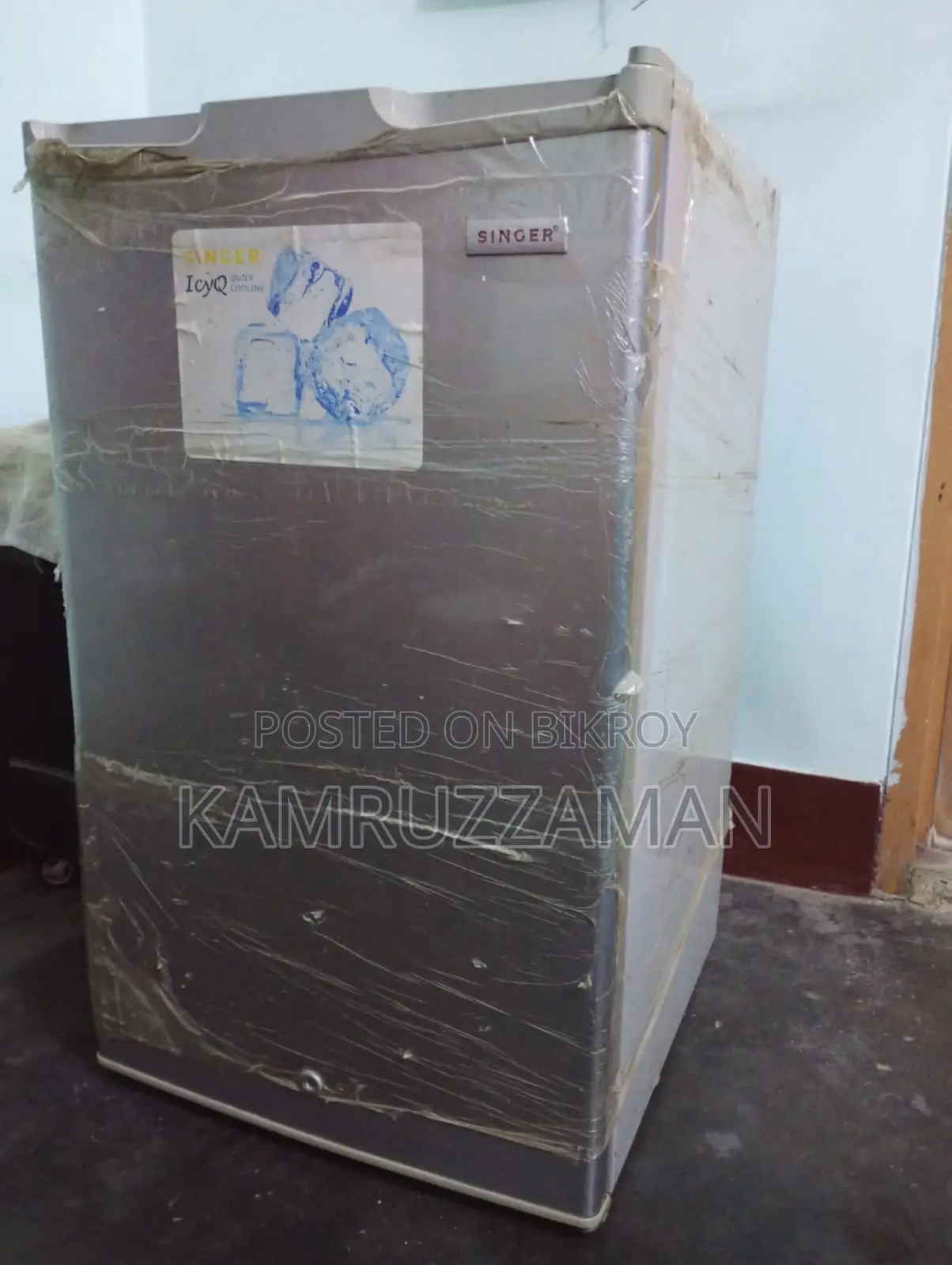 Emergency Sale: Singer Mini Fridge in Excellent Condition