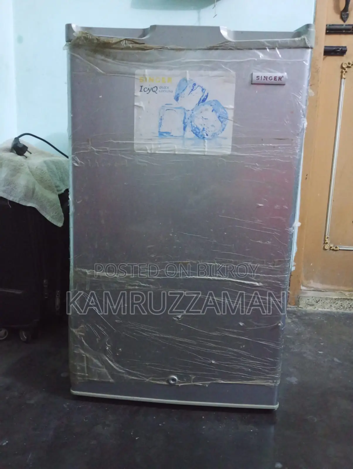 Emergency Sale: Singer Mini Fridge in Excellent Condition