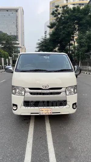 টয়োটা হাইএচ ২০১৯ সাদা