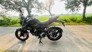 সুজুকি জিক্সার ২০২৩ কালো