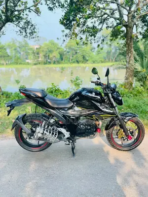 সুজুকি জিক্সার ২০২৩ কালো