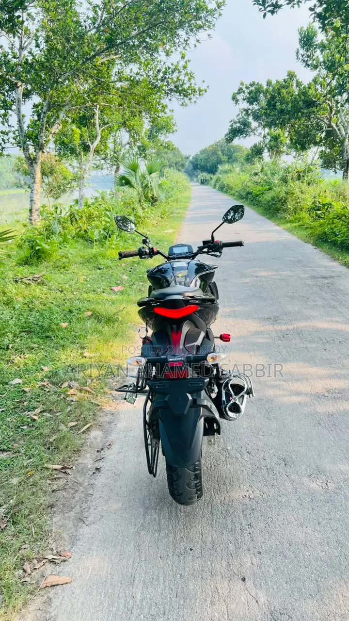 সুজুকি জিক্সার ২০২৩ কালো