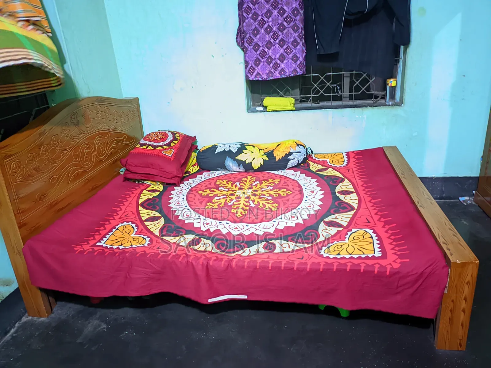 বক্স খাট শোকেস আলমারি তিনটে একসাথে বিক্রি করব