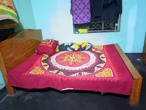 বক্স খাট শোকেস আলমারি তিনটে একসাথে বিক্রি করব