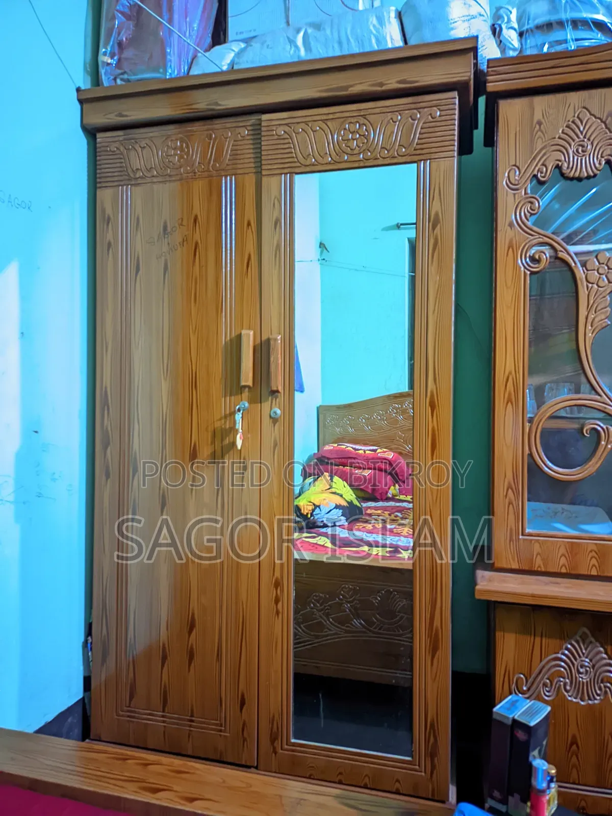 বক্স খাট শোকেস আলমারি তিনটে একসাথে বিক্রি করব